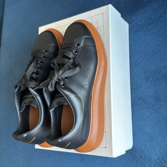 Alexander McQueen Black & Tan Larry Contrast
Sole Platform Sneaker Size 44 US 11 - Picture 2 of 11